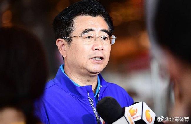 苏若离轻轻点了点头，迟疑再三，才轻咬着下唇，低声道：谢谢......叶辰嗯了一声，对自己这艘船的船长说：你跟我去隔壁那艘船，给它设定一个相反的方向、让它全速行驶，这样能够转移别人的注意力。